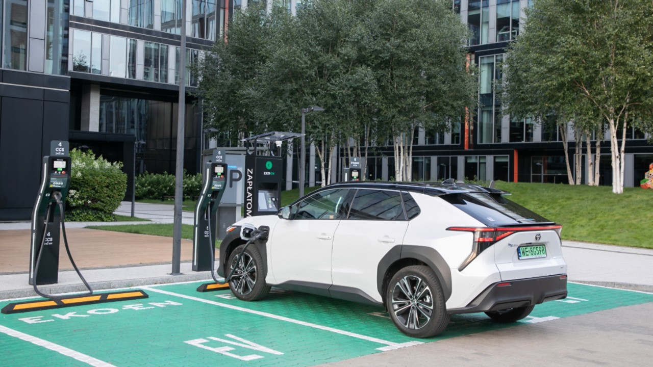 Toyota bZ4X podczas ładowania baterii